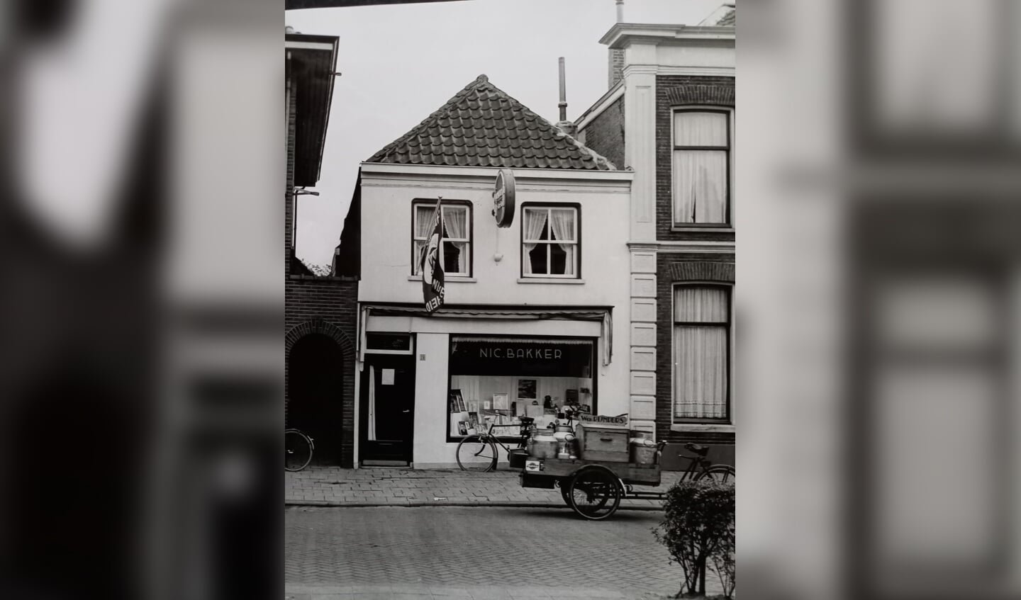Het pand van Foto Nic. Bakker rond 1950. De melkkar van Dick Rijnders van de Nieuweweg staat voor het pand. Hij kwam vaak een praatje maken. Nu is hier kledingzaak State of Art te vinden. Het gehele pand is nog steeds familiebezit.