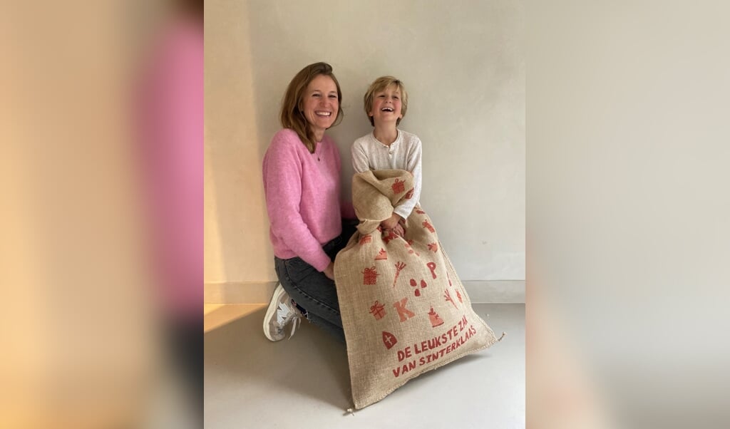 Céline Nooteboom samen met haar zoontje James en de leukste zak van Sinterklaas.