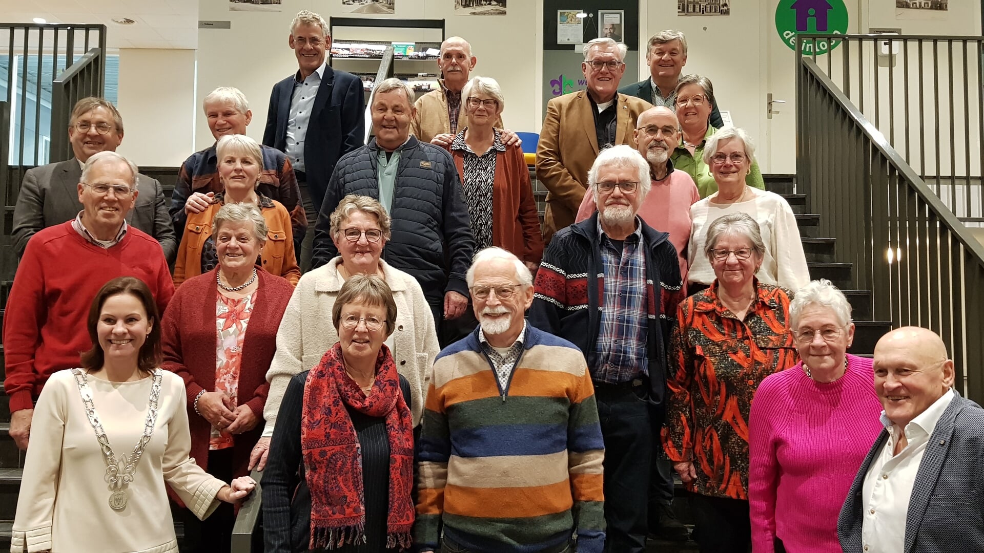 Negen gouden huwelijksparen die ook nog eens allemaal al 50 jaar of langer in Scherpenzeel blijken te wonen.