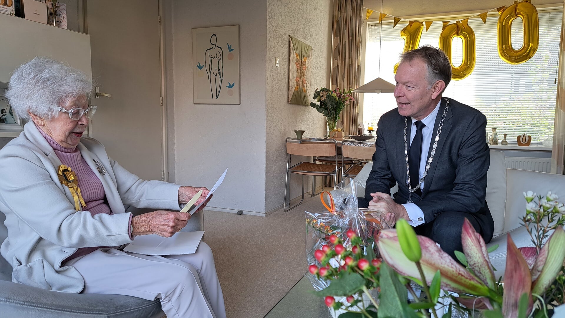Mevrouw Veldman vindt het oergezellig dat burgemeester Mark Röell op haar verjaardag komt.