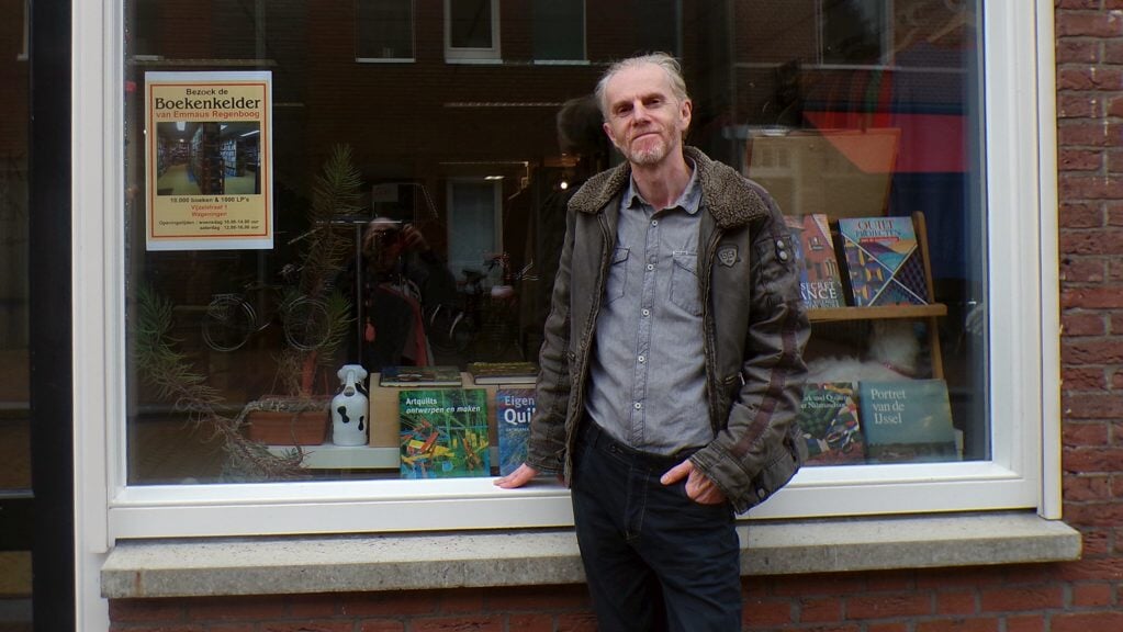 Emmaus medewerker Paul de Boef voor de boekenwinkel in de Vijzelstraat.