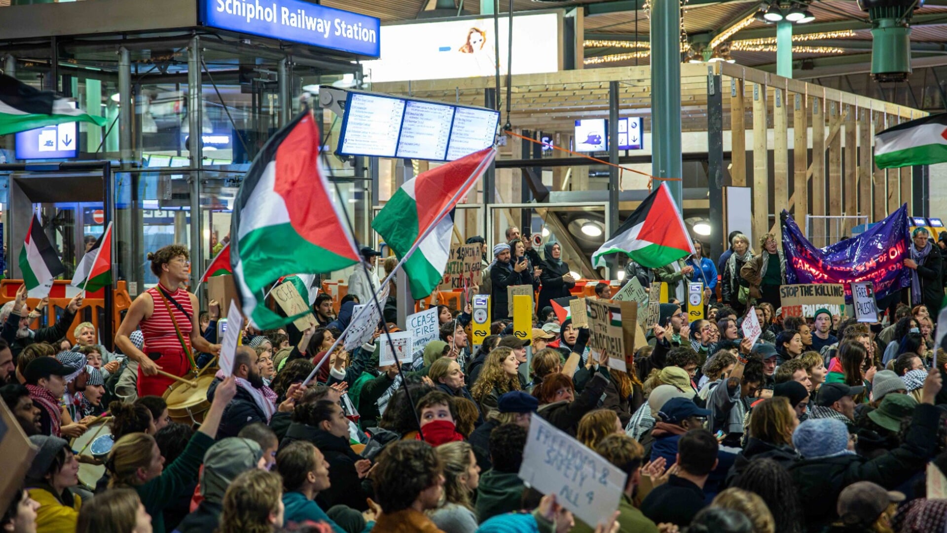 Op luchthaven Schiphol werd dinsdag een pro-Palestina manifestatie gehouden.