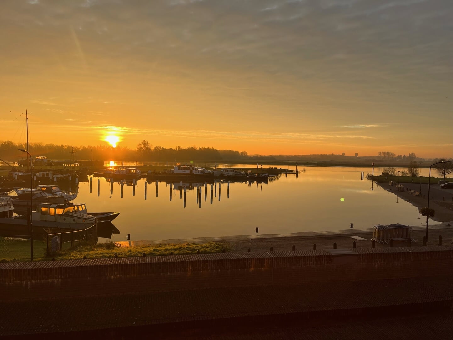 Schitterende zonsopgang boven het gestegen water in de haven, vanochtend om 8 uur (22 november 2023)