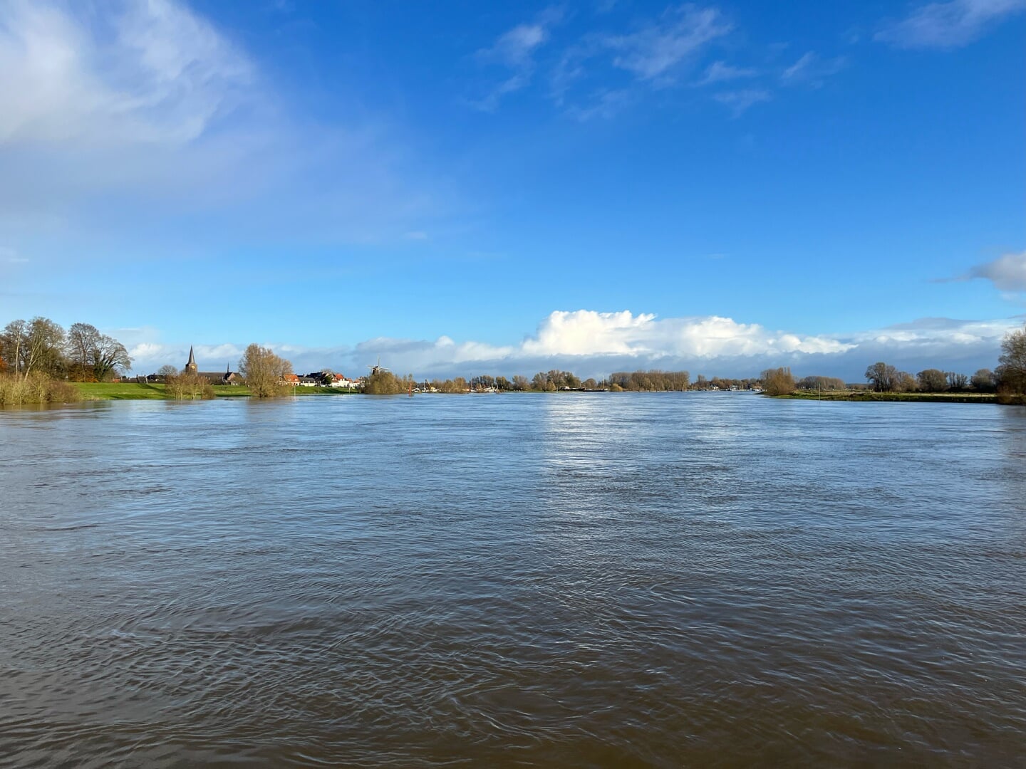 Hoogwater vanaf de pont, vrijdag 24 november 2023 om 10:30 uur