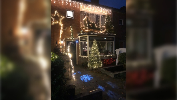 Net een beetje meer kerstlichtjes dan zij