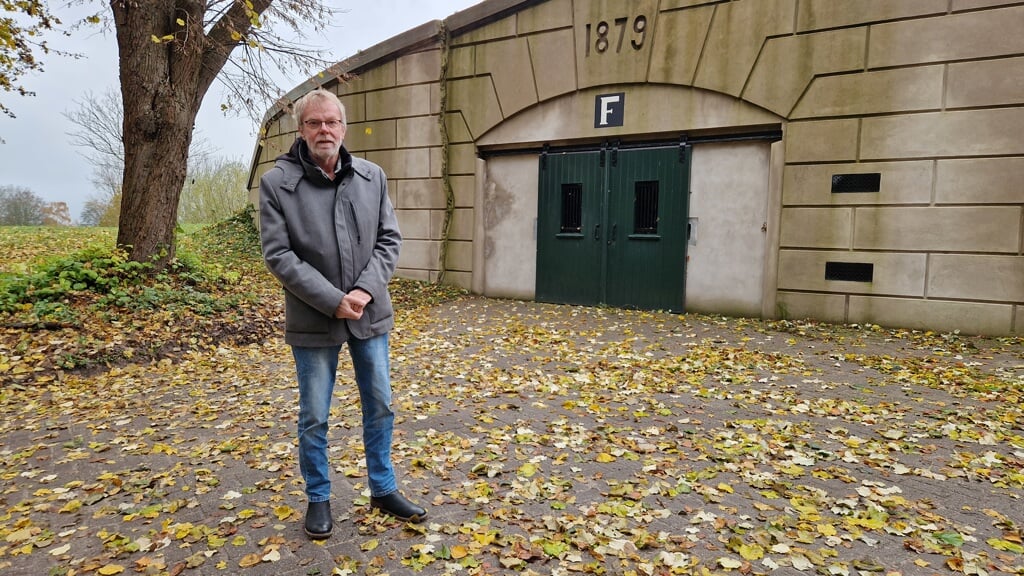 Klaas op fort Honswijk, waar de Willy gerestaureerd wordt.