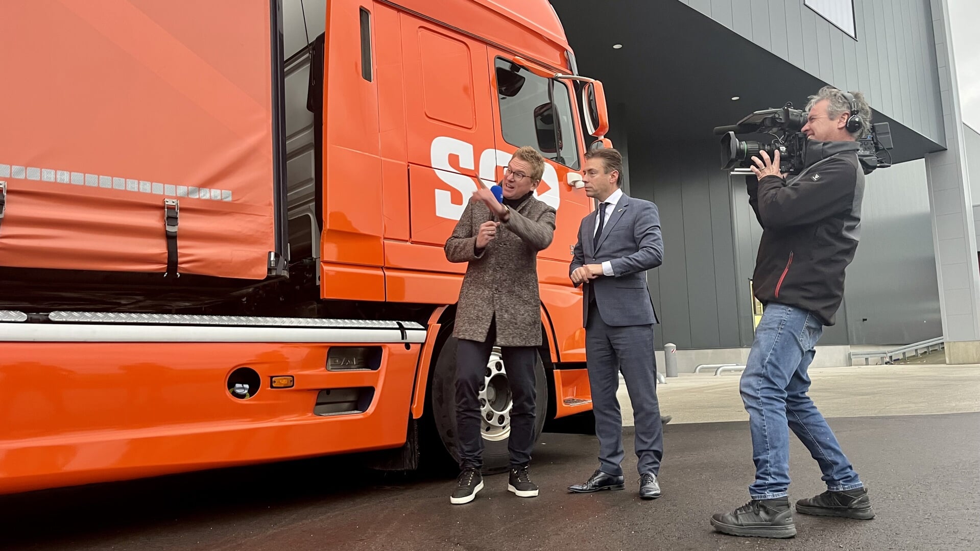 Televisiemaker Jaïr Ferwerda op bezoek bij Van Reenen in Barneveld vanwege de SGP-campagne.