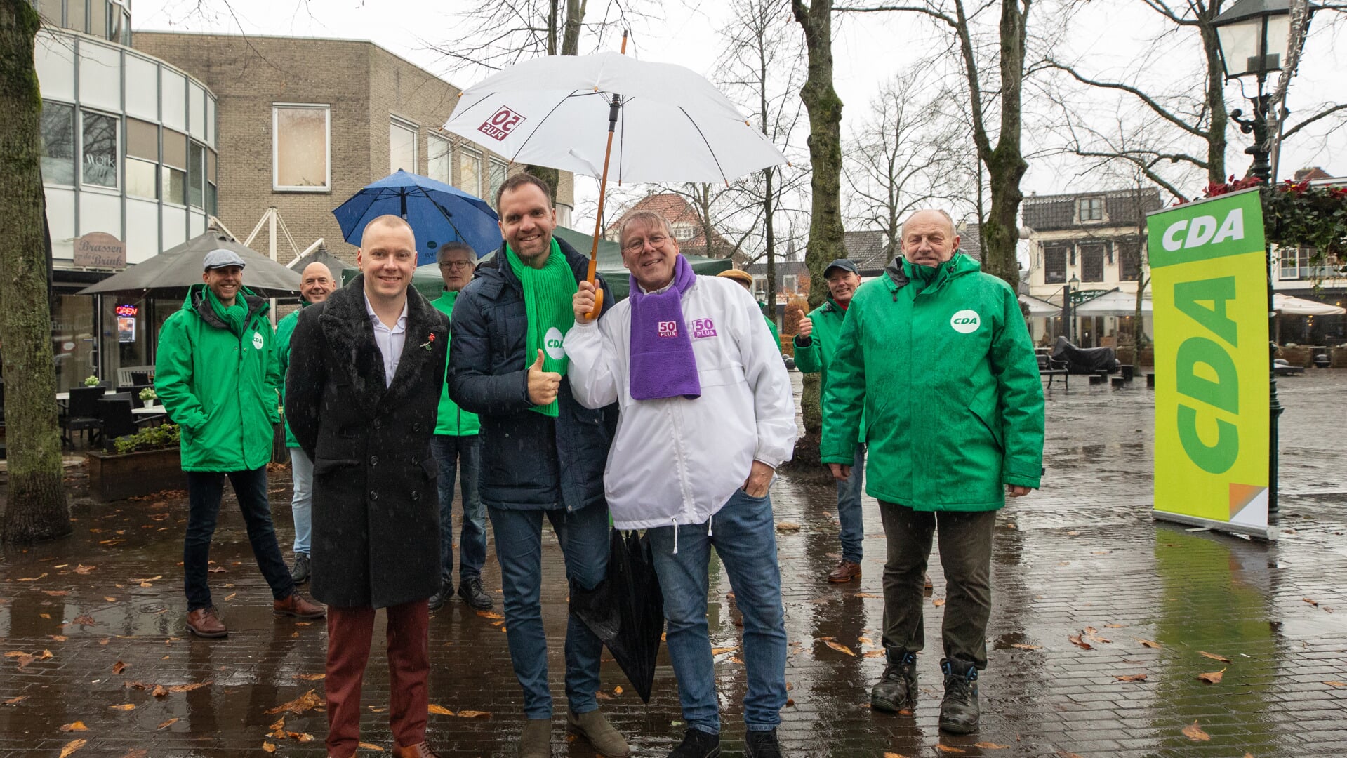 Derk Boswijk liet op zich wachten in Baarn.
Stromende regen zorgde ervoor dat de verkiezingsmarkt in centrum Baarn al voor 14.00 werd gestopt.