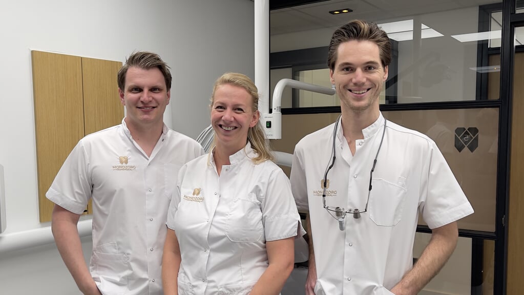 Van links naar rechts: Luuk van den Bosch (tandarts), Angelique Konings (mondhygiënist) en Rob van der Donk (tandarts).