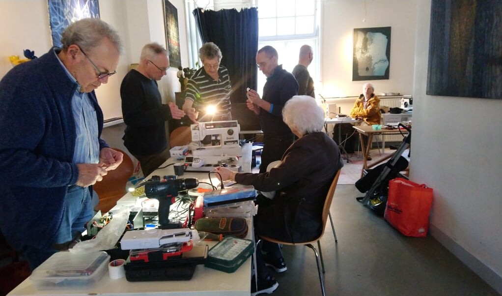 Huishoudelijke apparaten worden nagekeken op het Repair Café