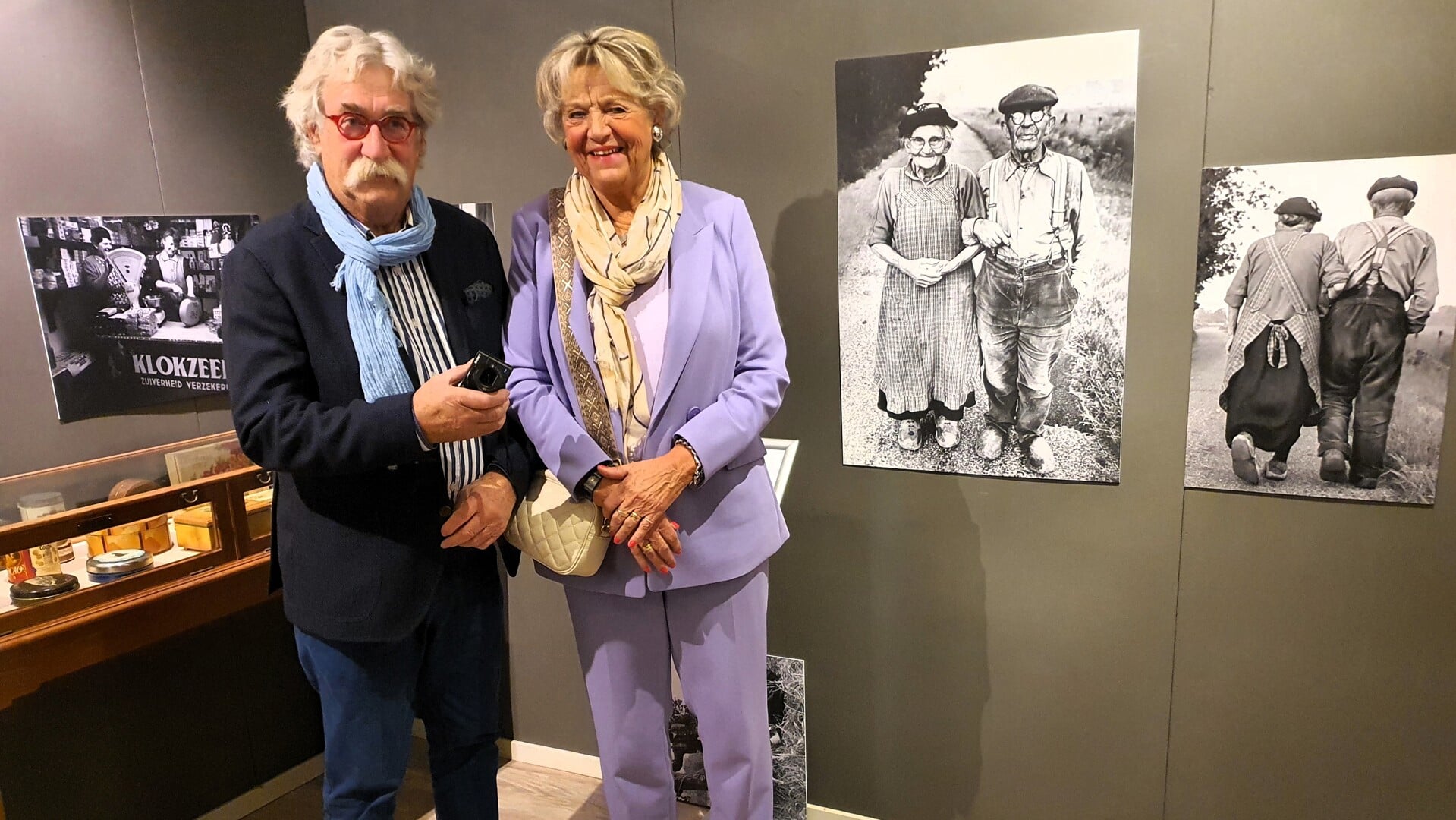 Brand Overeem (met camera) en zijn vrouw Evelien bij zijn meest beroemde foto's van Grietje en Andries Bettink uit Voorthuizen. 