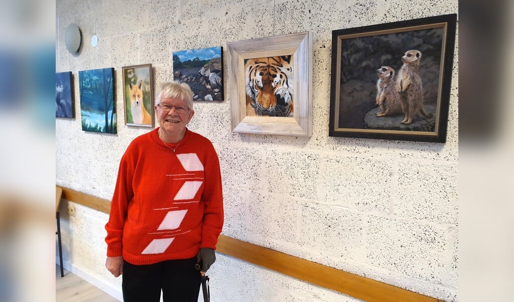 Schilderen is de passie van de 91-jarige Dicky van den Akker. Als waardering kreeg ze een expositie in de Broek-Akker.