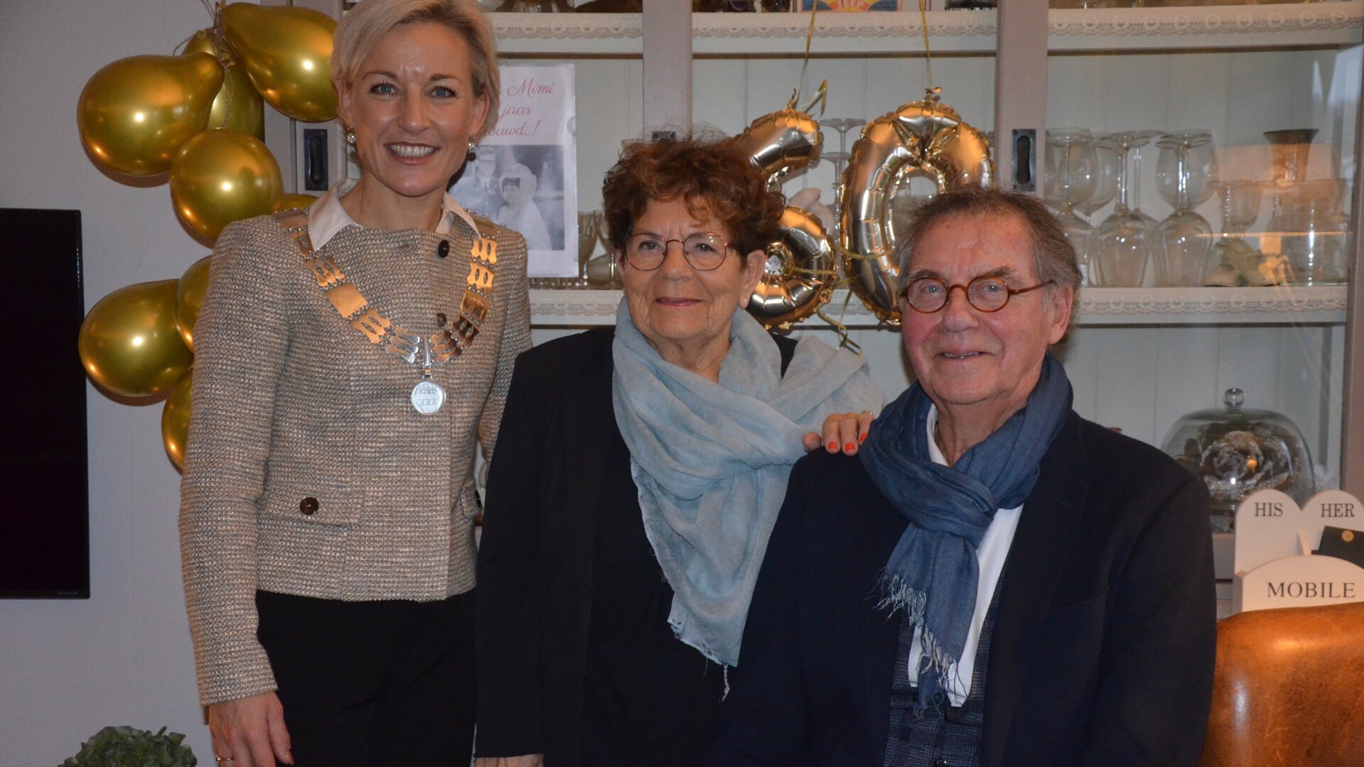 Burgemeester Iris Meerts feliciteert Mimi en Ted van Zuijlen