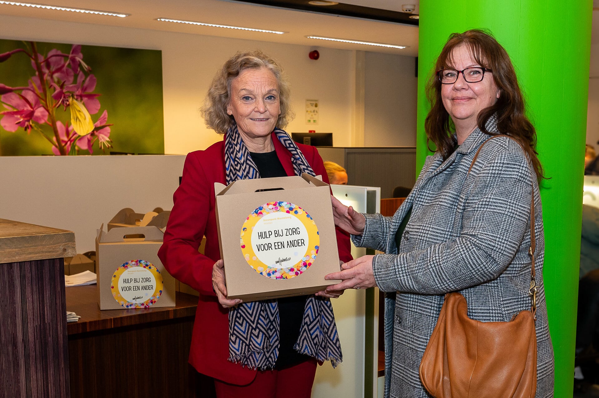 Wethouder Rosa Molenaar toont een verrassingspakket