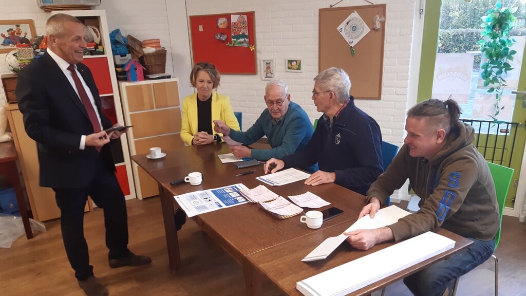 Loco-burgemeester Frank de Wit bezocht gisteren een aantal stembureaus, waaronder dat in De Smederij aan de Hoefijzer.