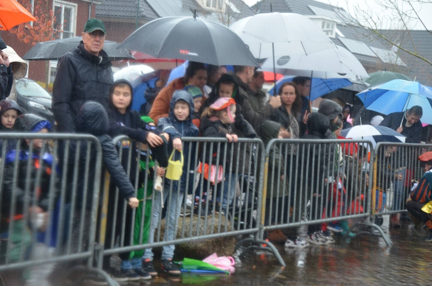 In de regen wachten op Sinterklaas