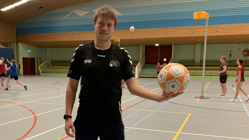 RDZ-korfballer Wietze Weerdmeester in sporthal Dijnselburg.