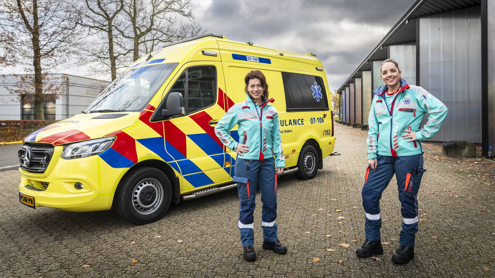 Marieke van Norden (links) en Esther Everhardus werken op de ambulance in de regio Barneveld.