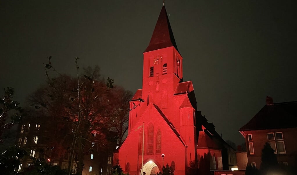De bloedrood verlichte kerk in Hooglanderveen