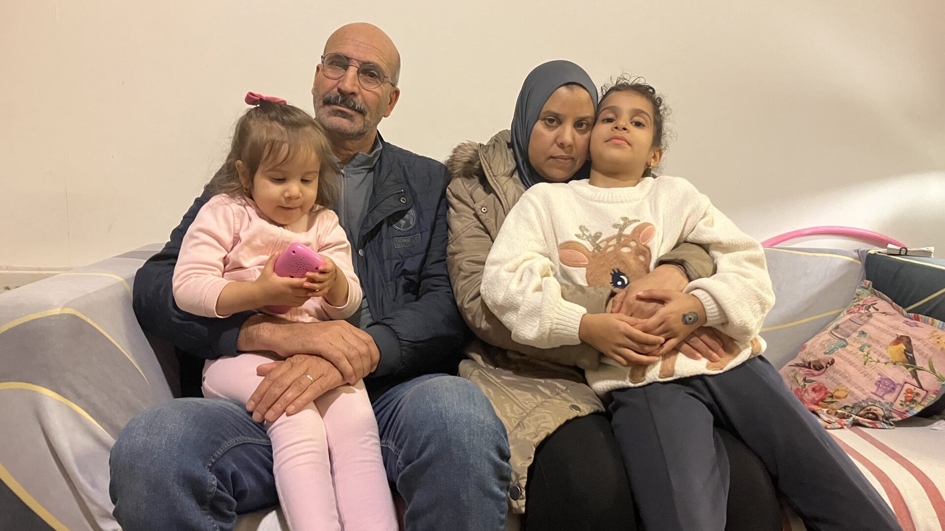 Moeder Naima Hammach is Marokkaanse, vader Mustafa Syrisch. Vluchten naar Europa was niet de eerste keuze voor het gezin, maar Syrië is niet veilig, en Marokko laat geen Syriërs toe.
