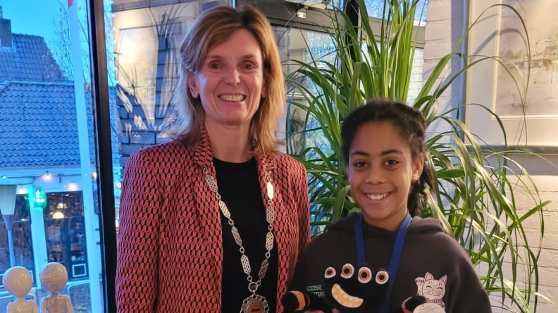 Burgemeester Joyce Langenacker met junior ambassadeur Jahliyah.