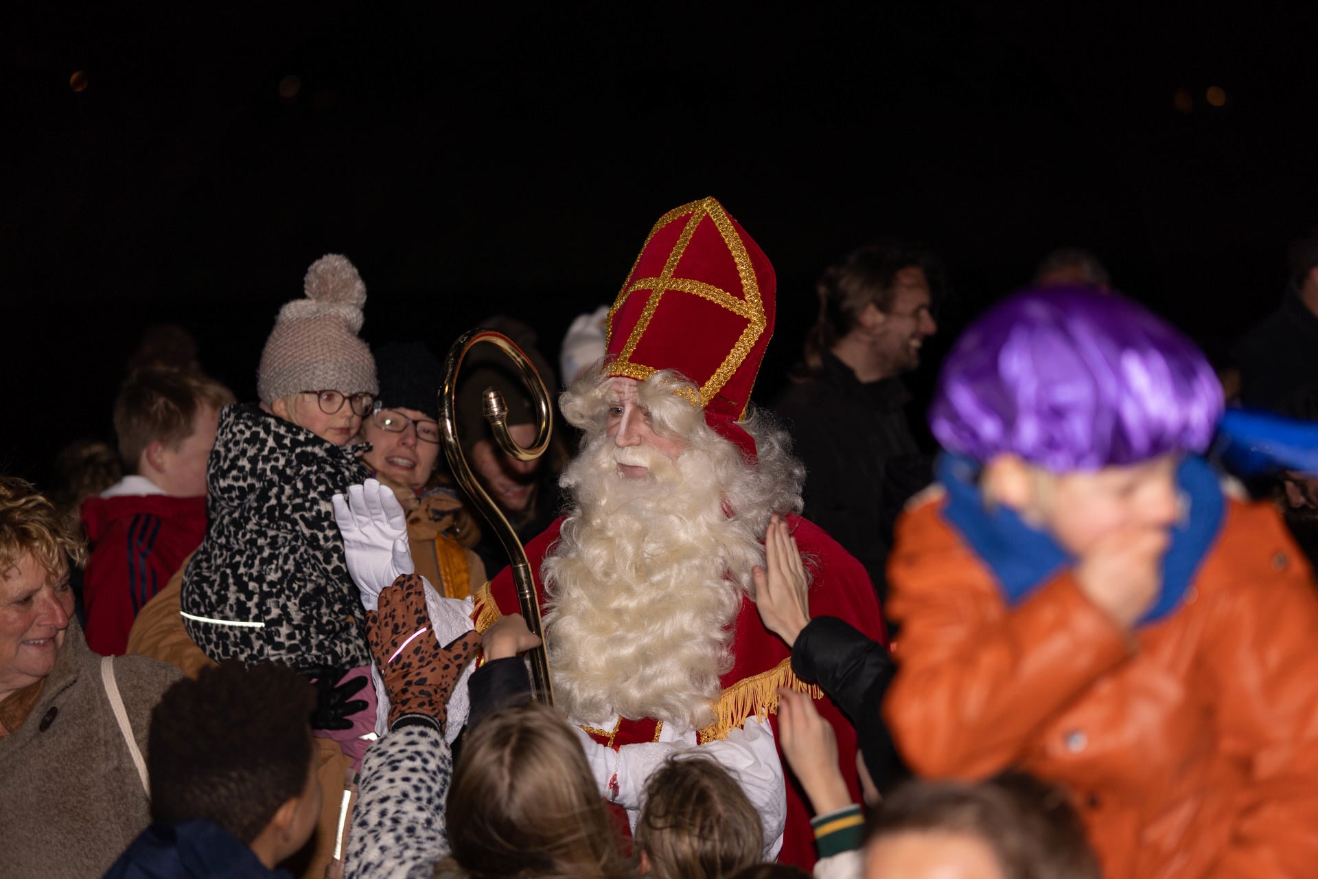 Sinterklaas ging dit jaar wandelend door de straten van Ouderkerk.