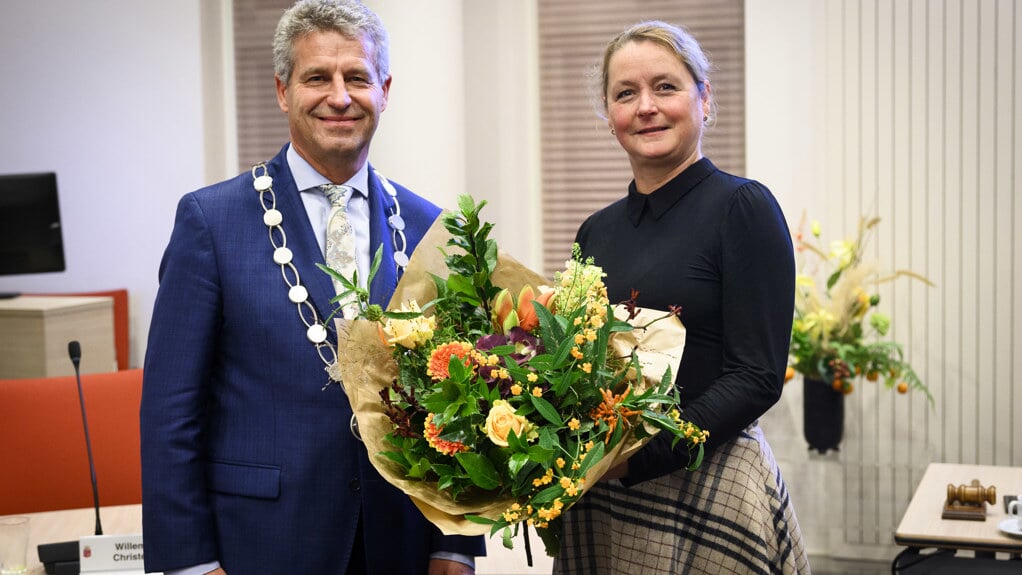 Burgemeester Dirk Heijkoop feliciteert wethouder Christa Hendriksen met haar benoeming