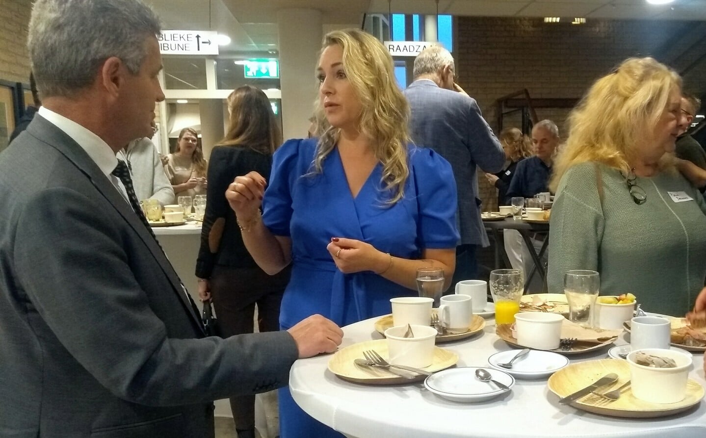 Esther Quakernaat in gesprek met burgemeester Heijkoop tijdens het ondernemersontbijt