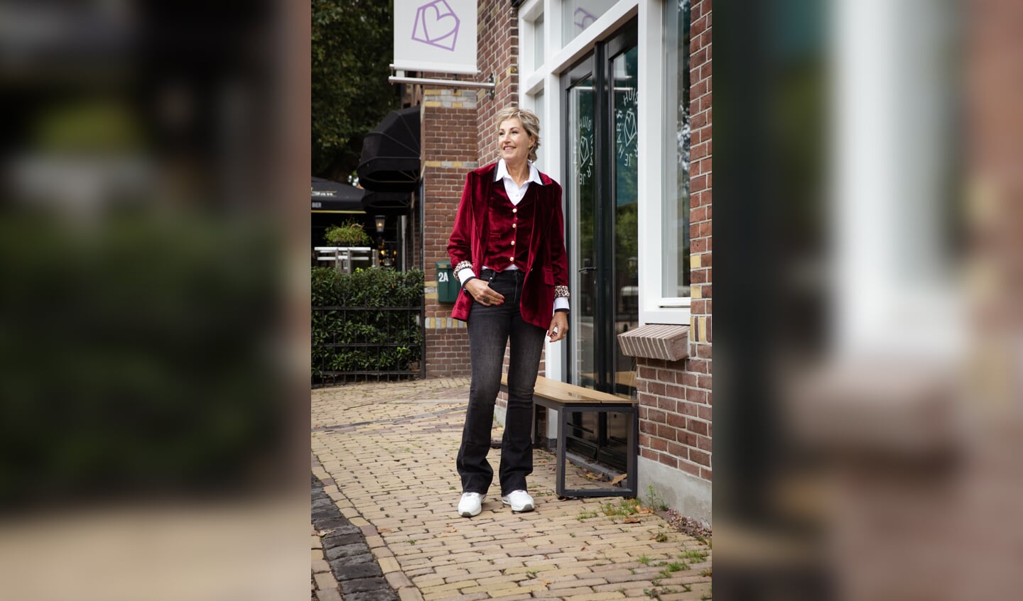 Erianne in een blazer en gilet van KL, blouse access, jeans MET