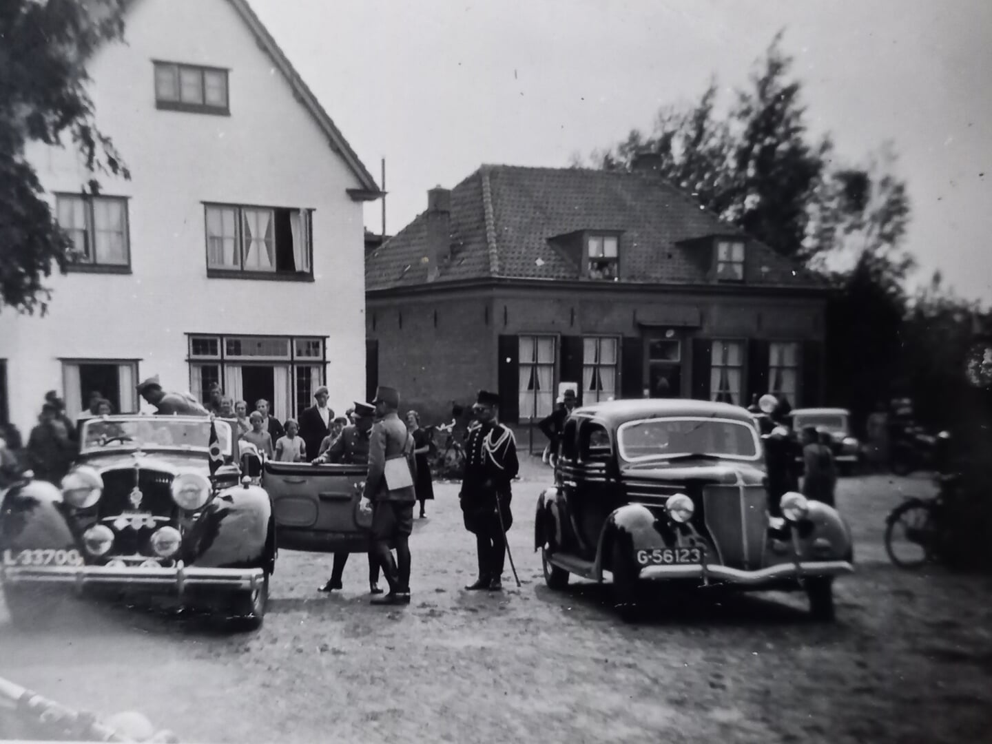 Bezoek van Prins Bernhard aan De Klomp in 1938 tijdens oefeningen van het leger. Hij stapt net in de auto.