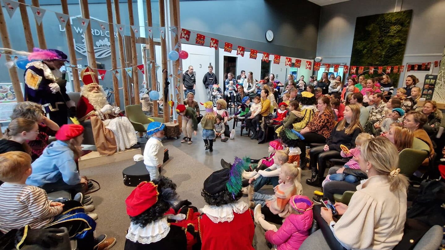 Sinterklaas was er in Garderen al vroeg bij om kinderen voor te lezen.