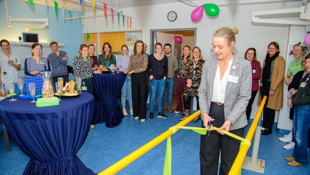 De Beweeglounge werd officieel geopend door Marjolein de Jong, voorzitter raad van bestuur van Ziekenhuis Gelderse Vallei. 