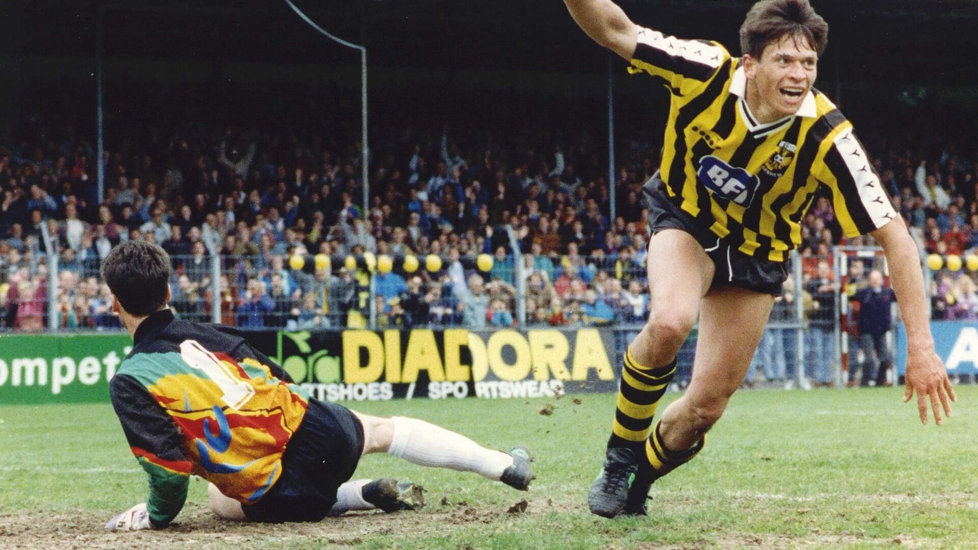 Hans van Arum juicht nadat hij op 3 mei 1992 heeft gescoord voor Vitesse tegen Sparta. 