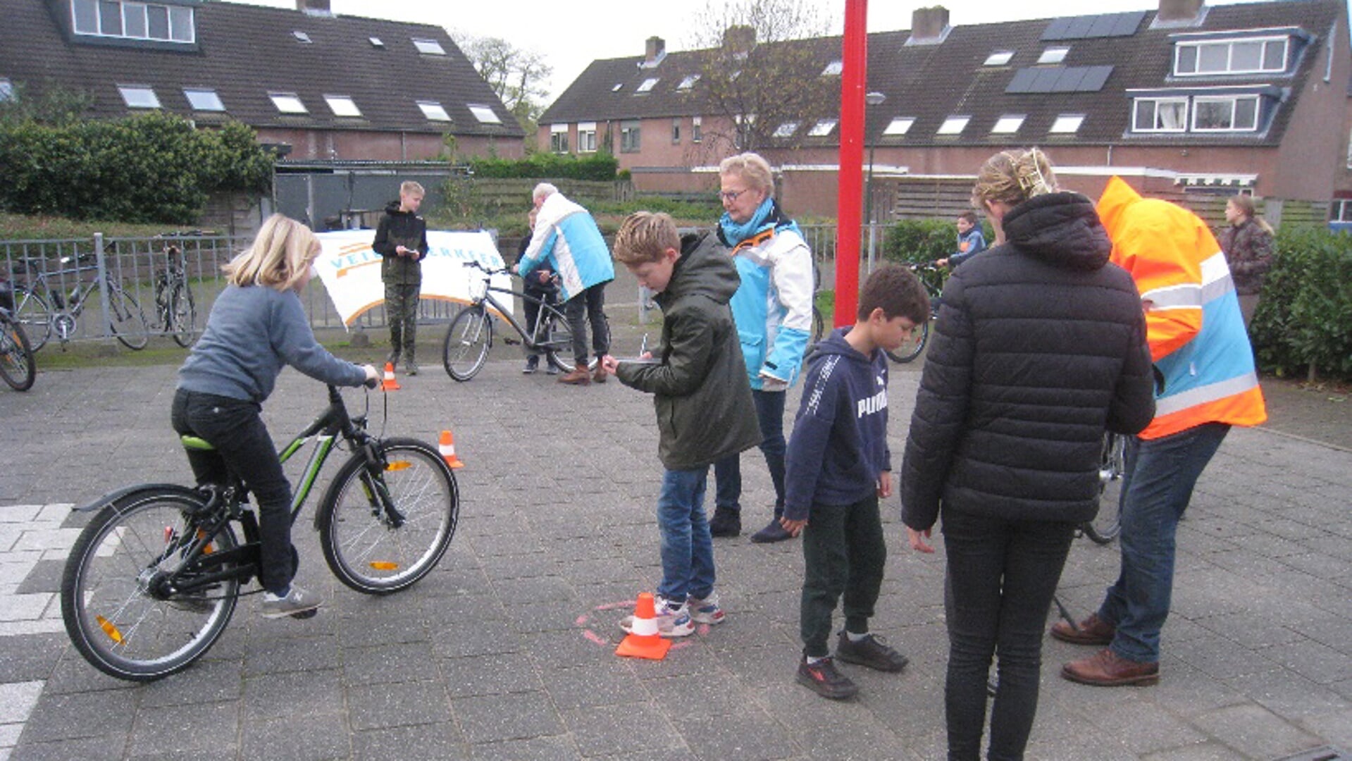 Van de ongeveer 1400 leerlingen namen bijna 1000 kinderen de moeite om hun fiets mee te nemen naar school voor de keuring. 