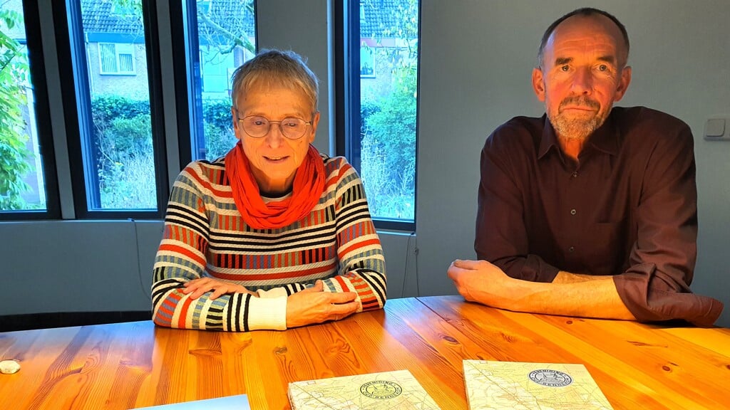 Jeltje Zeelenberg en Henk Tollenaar zijn trots op de tot nu toe uitgegeven boeken, waaronder Bennekommers -verhalen - deel 1 en 2.