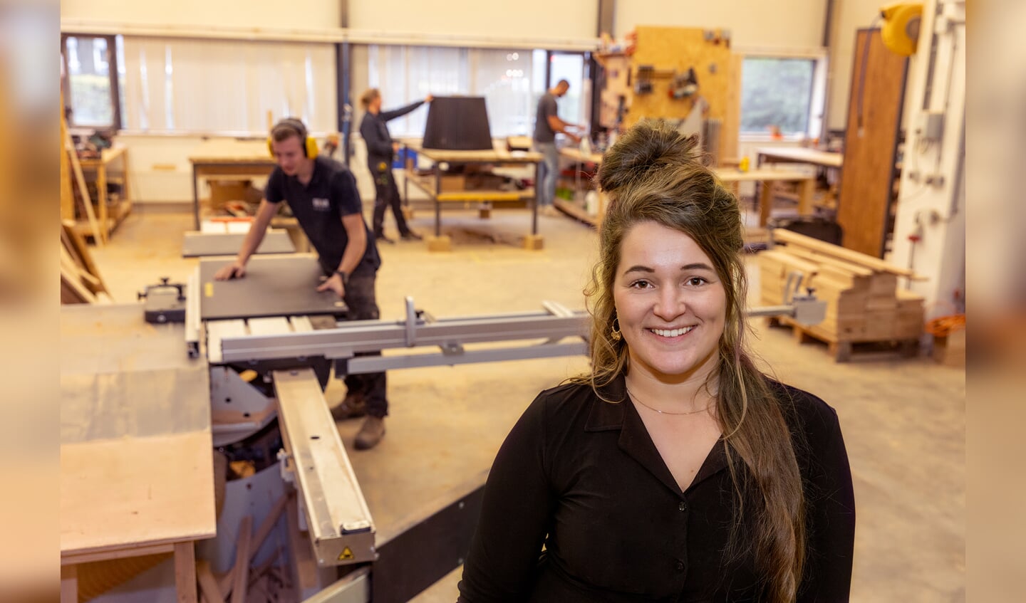 ,,Wij maken alles zelf en onze medewerkers kiezen plank voor plank het materiaal uit dat het beste past. Daarom is ook ieder meubel uniek."