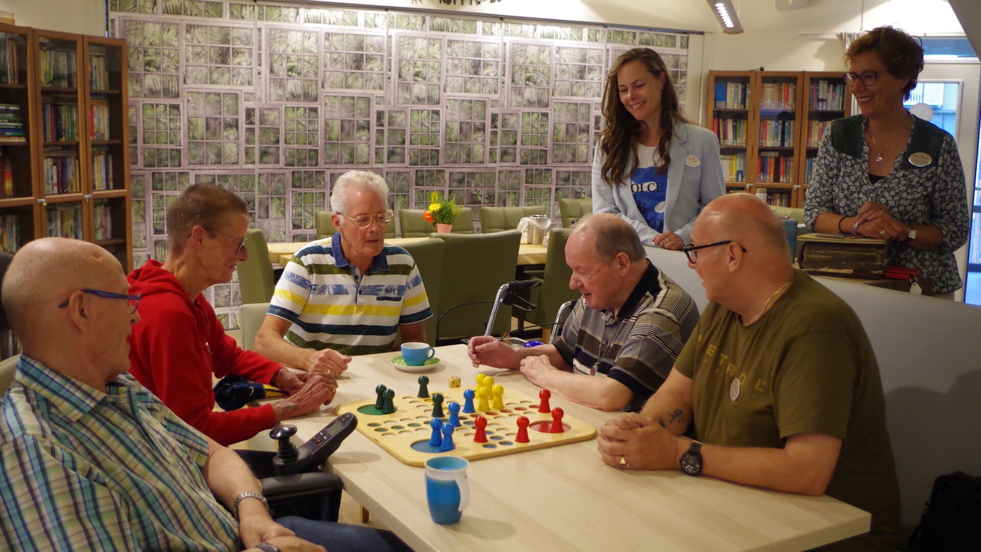 Vrijwilliger René Willemse (geheel rechts) helpt ouderen graag bij de Engelenburgh.