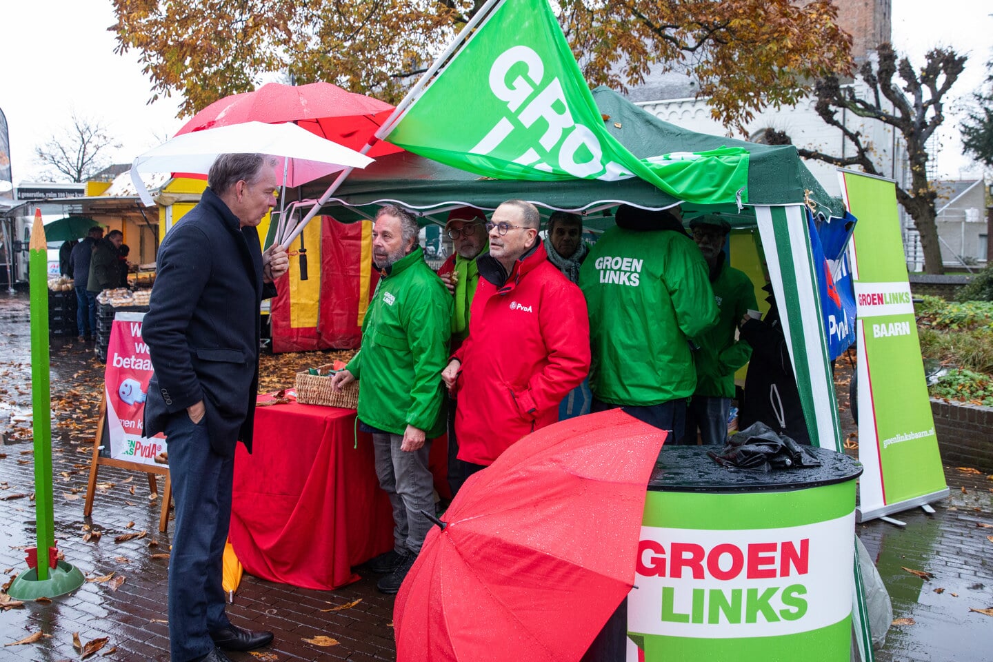 De verkiezingsmarkt op de Brink in Baarn.
