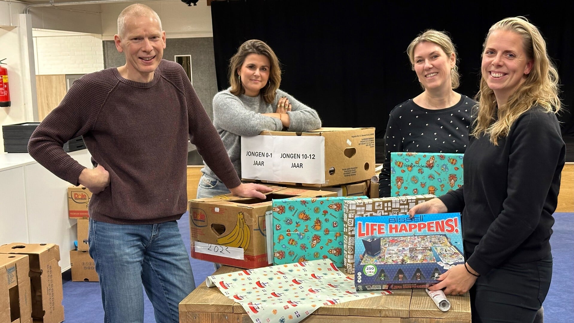 Stichting Houten Geeft pakt cadeaus in en sorteert de eerste cadeaus.