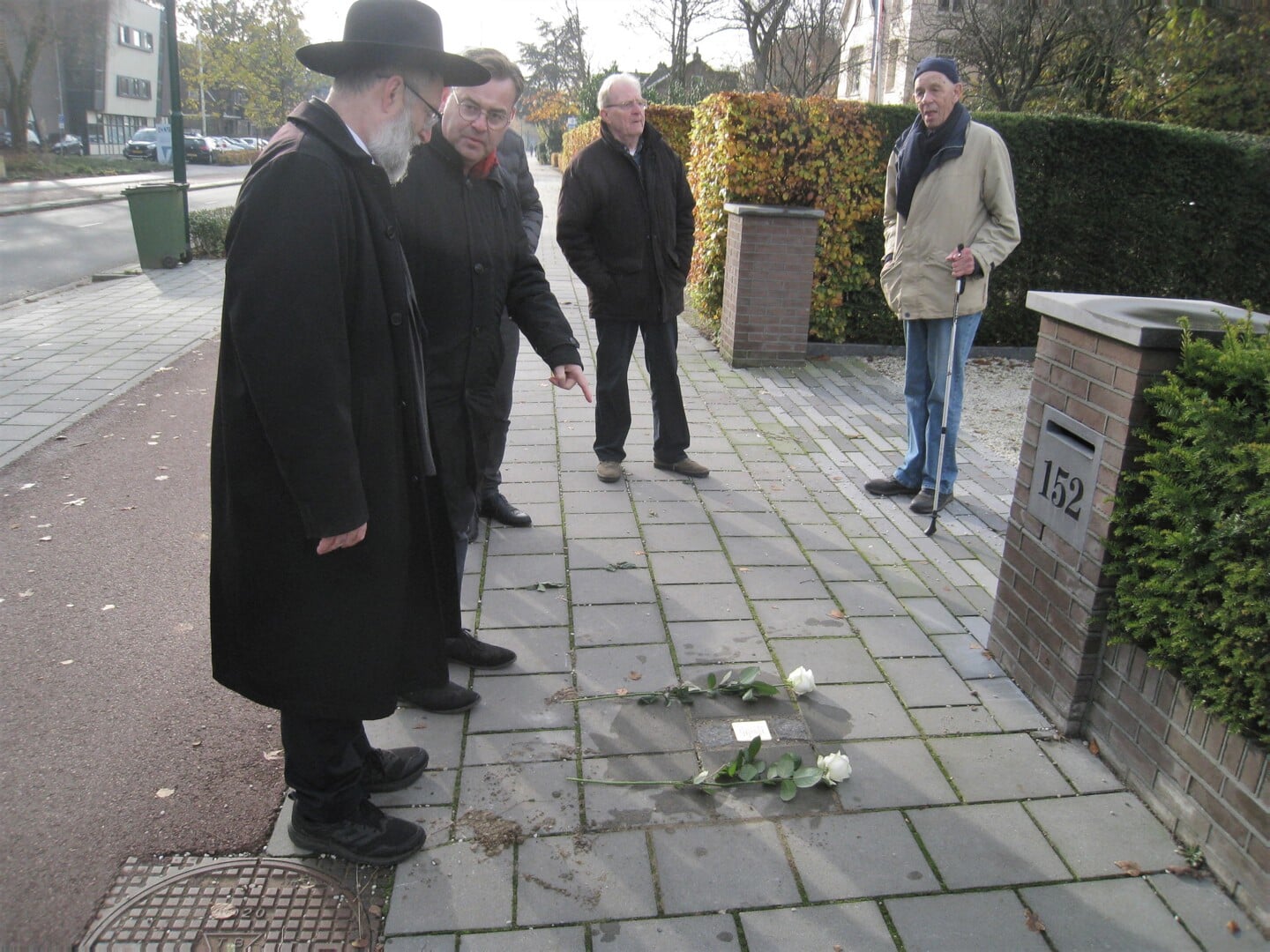 Rabbijn Katz bekijkt het steentje voor Henny Norden aan de Kerkewijk.