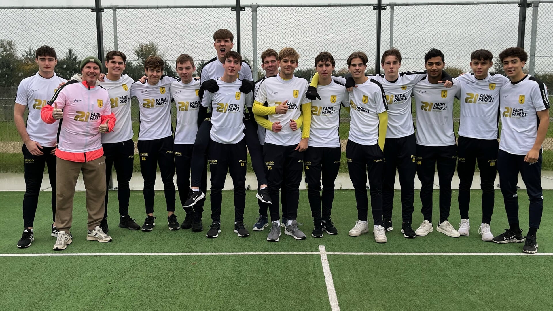 Niet op een voetbalveld, maar op een padelbaan voor 'De Boys'.