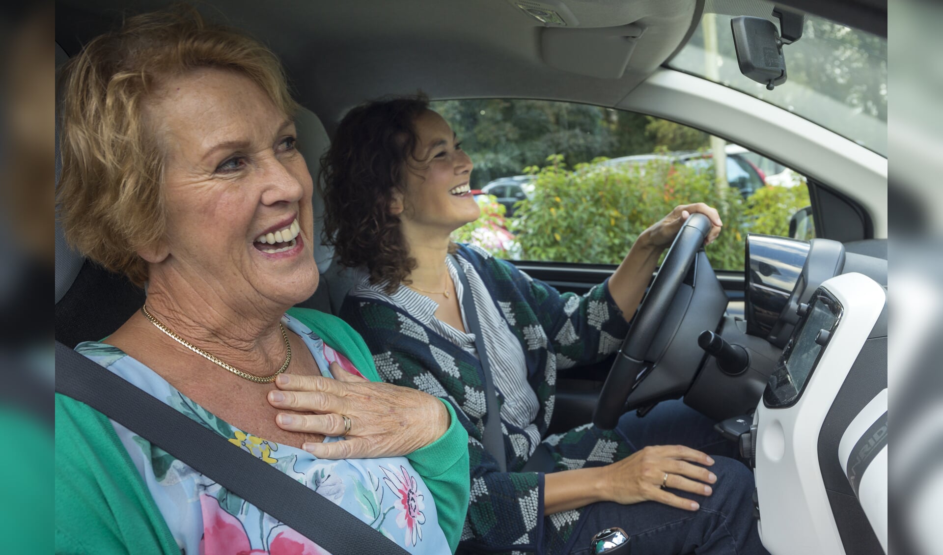 ANWB Automaatje Mevrouw wordt opgehaald bij verzorgingshuis door chauffeur van ANWB Automaatje. Modellen: Gerda van 't Woud (vrouw) Pascale Simons (chauffeur)