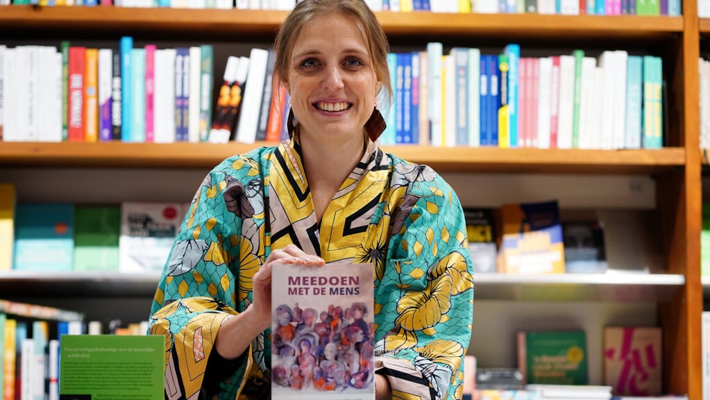 Rosalie Bouwman met haar boek'Meedoen met de mens' in Boekhandel Venstra aan het Stadsplein.