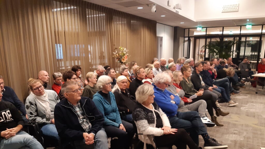 Volle publieke tribune tijdens het interpellatiedebat over de komst van een azc naar een kantoorpand aan de Speelkamp. 