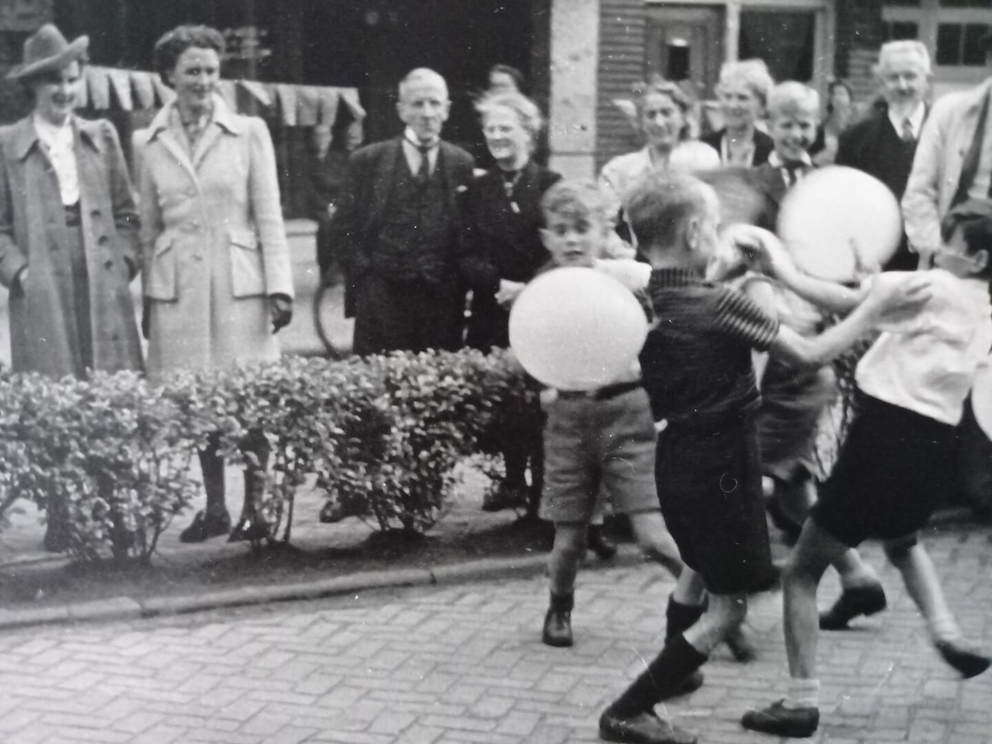 Kinderspelen tijdens de Bevrijdingsfeesten van 31 augustus 1945 in de Hoofdstraat. Ook een stoelendans maakte er onderdeel van uit.