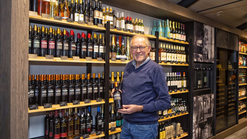 Gert van den Brink (74) werkt wekelijks dertig uur bij Wijnwinkel Barneveld.