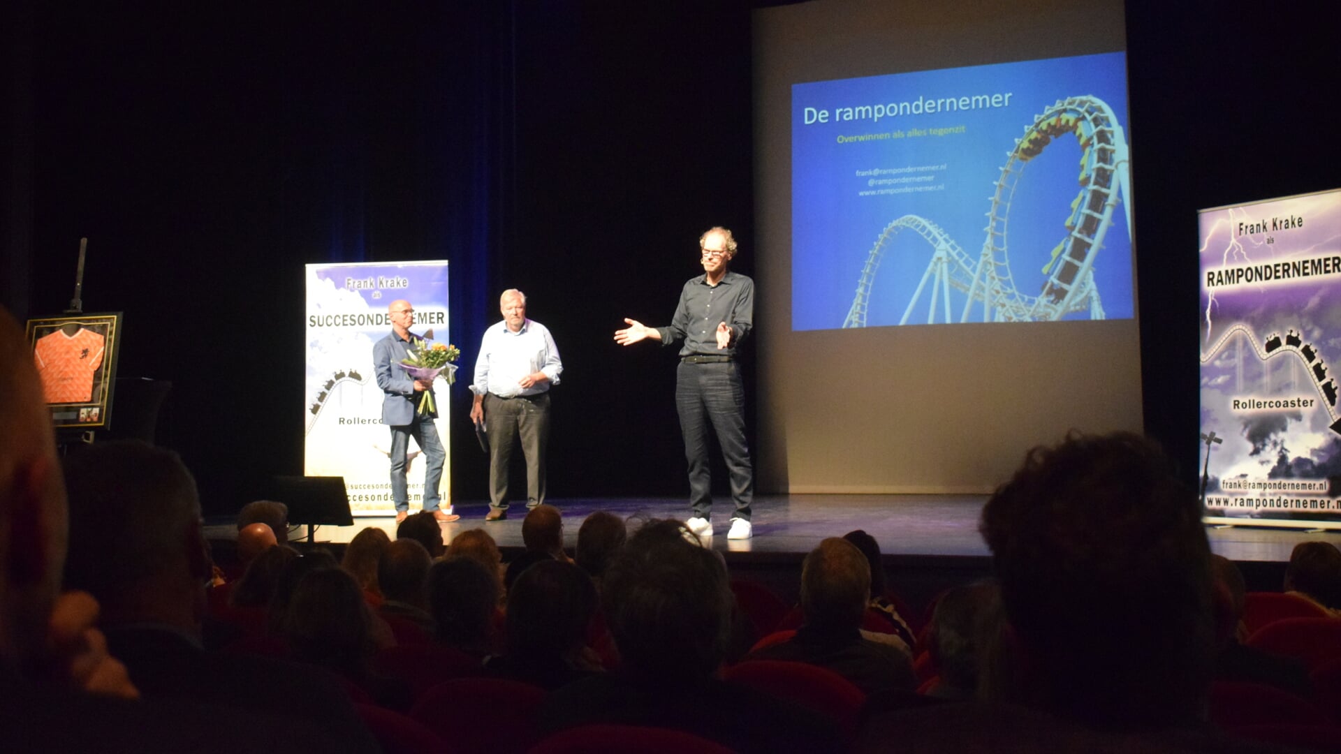 Ambtenaar Jacques van de Gevel en Mark Veldhuizen bedanken Frank Krake.