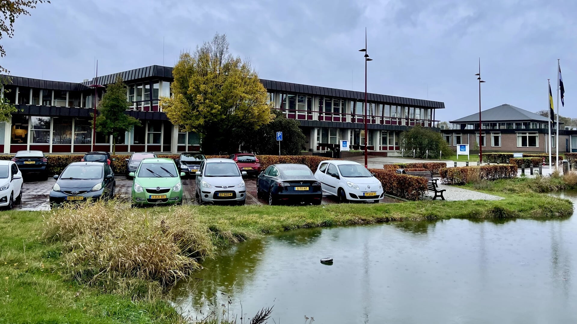 Raadsleden vinden renovatie gemeentekantoor hoog.