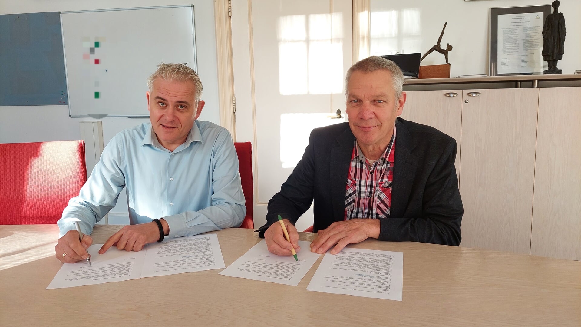 Krischan Hagedoorn (wethouder gemeente De Bilt) en Bert de Groot (HDSR) tekenen overeenkomst.