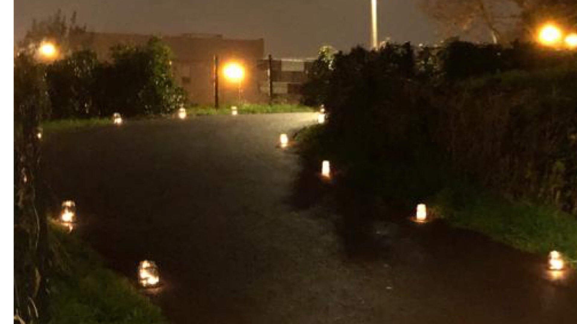 Het verlichte pad en een verlichte vrijwilliger tijdens de eerste 7HEUVELENNACHT in Houten